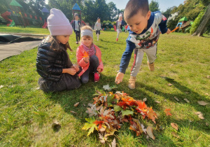 Dzieci zbierają liście, kasztany i żołędzie