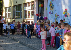 Dzieci tańczą piosenkę po angielsku