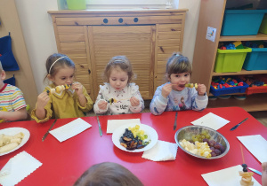 Dzieci jedzą owoce