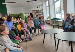 Wizyta dzieci w bibliotece