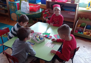 Dzieci wykonują kartki świąteczne