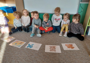 Dzieci segregują ilustracje do bajki