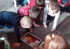 Dzieci oglądają ilustracje do bajki