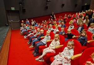 Dzieci na widowni teatralnej