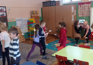 Taniec dzieci z Elemelkiem