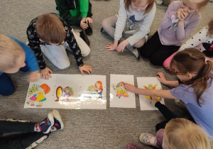 Dzieci układają ilustracje