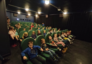 Dzieci na sali kinowej