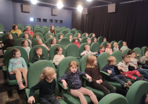 Dzieci na fotelach w kinie