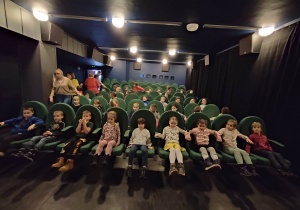 Dzieci zajmują miejsca w kinie