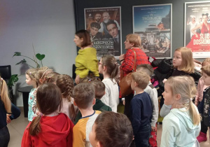 Dzieci przed wejściem na salę kinową