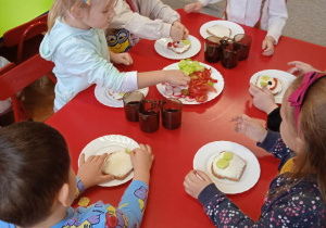 Dzieci przygotowują zimowe kanapki