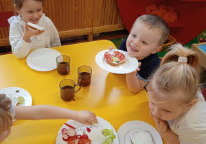 Dzieci jedzą zimowe kanapki
