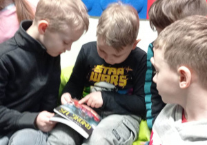 Chłopcy oglądają książki