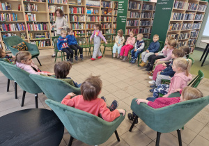 Dzieci na warsztatach w bibliotece