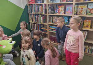 Dzieci w pomieszczeniu z książkami