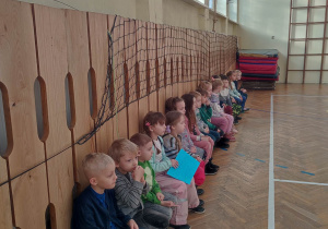 Dzieci poznają salę gimnastyczną