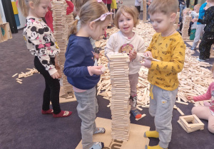 Dzieci tworzą wieże
