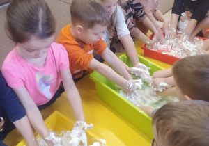 Dzieci mieszają mąkę