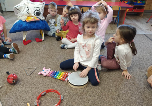 Dzieci graja na instrumentach