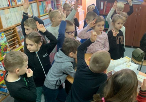 Dzieci odwiedzają szkolną bibliotekę