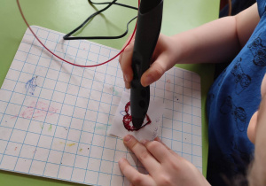Dzieci pracują z długopisami 3D