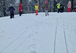 Dzieci i zabawy na śniegu