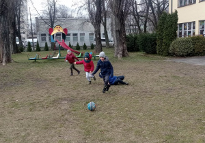 Dzieci grają w piłkę
