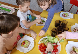 dzieci tworzą warzywne kanapki
