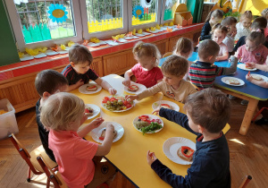 Dzieci robią zdrowe kanapki