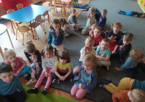 Dzieci słuchają bajki terapeutycznej