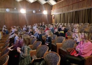 Dzieci oglądają spektakl
