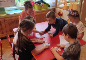 Dzieci układają sylabowe puzzle