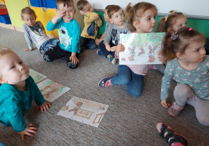 Dzieci układają ilustracje do bajki