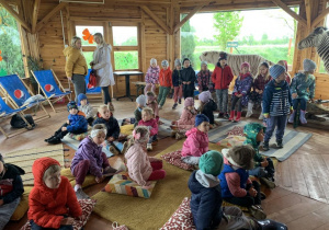 Dzieci w drewnianej altance