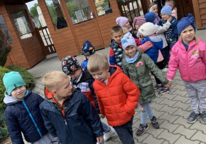 Dzieci przed wejściem do zoo