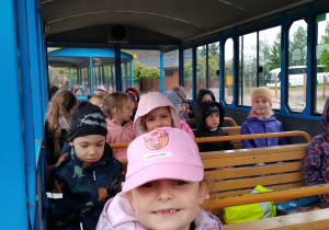 Przedszkolaki zwiedzają zoo w wagonikach