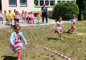Przedszkolaki biorą udział w wyścigu
