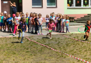 Dzieci biorą udział w wyścigu