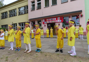 Dzieci tańczą w żółtych strojach