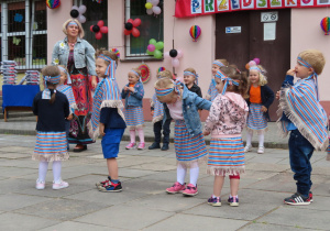Grupa Biedronek prezentuje swój taniec