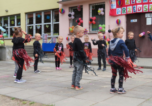 Dzieci tańczą z okazji dnia zakończenia roku