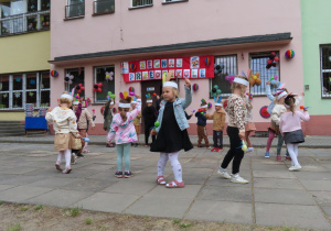 Dzieci tańczą w kółku