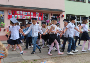 Taniec starszaków z okazji zakończenia edukacji w przedszkolu