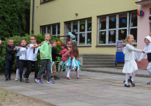 Dzieci tańczą z okazji dnia zakończenia roku szkolnego