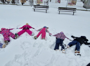 Co słychać w grupie-zdjęcia przedstawiające zabawy dzieci z grupy pszczółek w różnych sytuacjach