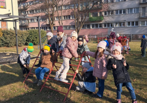 Dzieci bawią się na drabince.