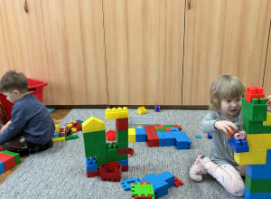 Co słychać w grupie-zdjęcia przedstawiające zabawy dzieci z grupy żuczków w różnych sytuacjach