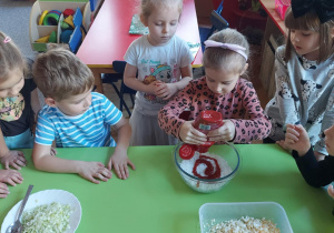 Dzieci z grupy "Biedronki" przygotowują sałatkę dla rodziców.