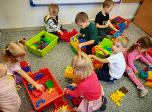 Codzienność przedszkolaka to rzecz nie byle jaka... czas spędzamy tu ciekawie, często na wspólnej zabawie. Budujemy, rysujemy, tańczymy, każdego dnia dużo robimy.