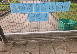 Napis na ogrodzeniu "Rowerowy Maj"